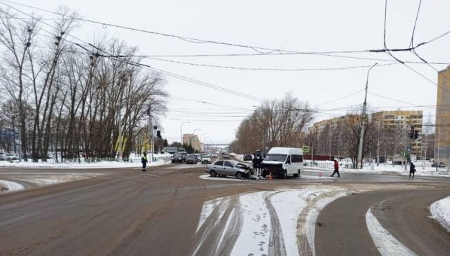 old 119977 В Саранске водитель автобуса не пропустил иномарку – пострадал парень