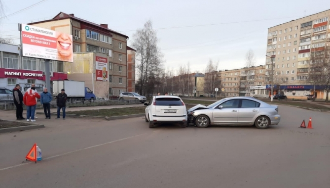 old 122884 Двое пострадали в результате столкновения двух иномарок в Рузаевке