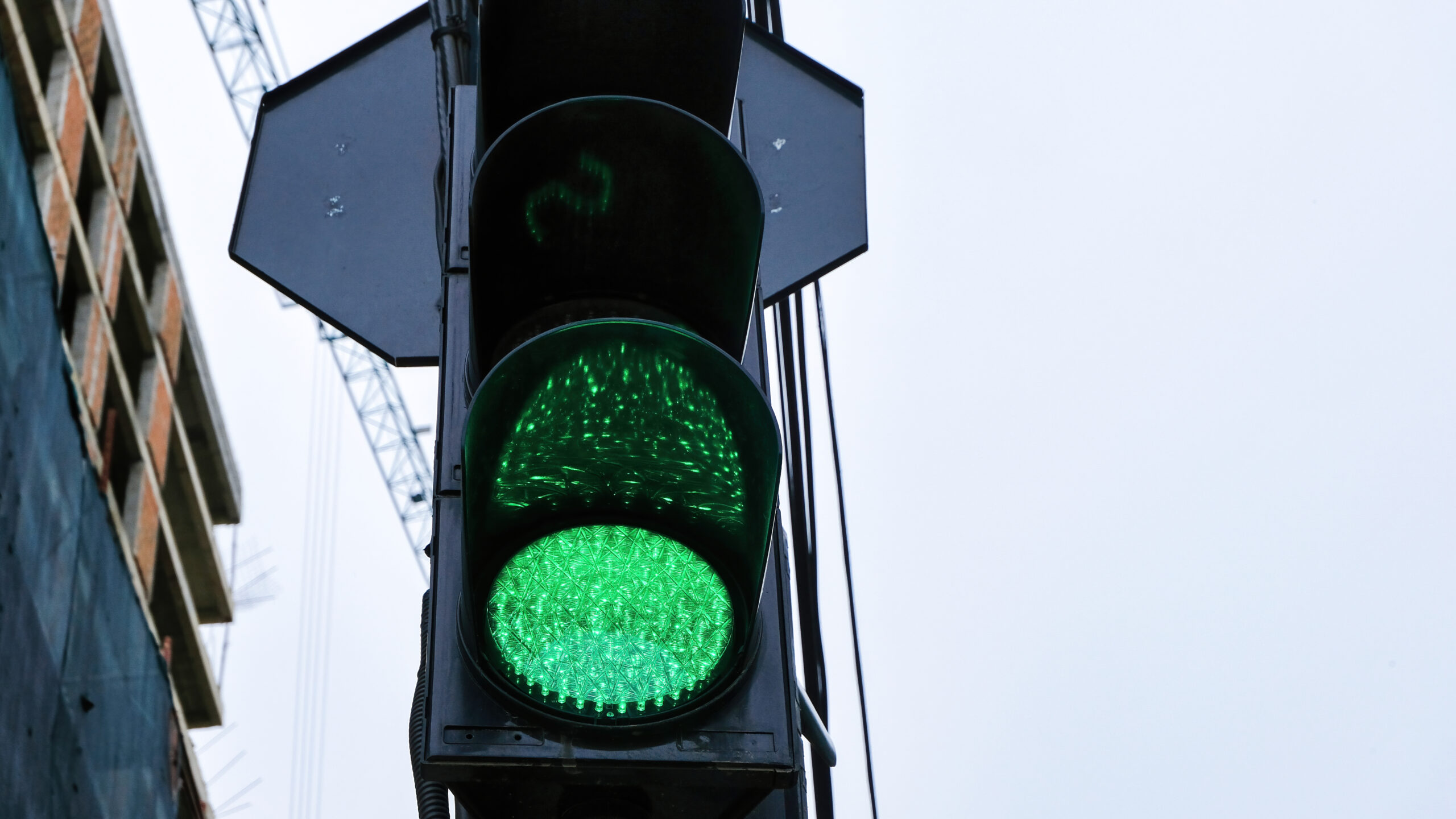 traffic lights with glowing green 1 scaled В Саранске отключат светофоры на двух перекрестках