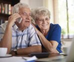 smiling senior couple making deal via telephone С января в Мордовии пенсию повысили 219 тысячам жителям