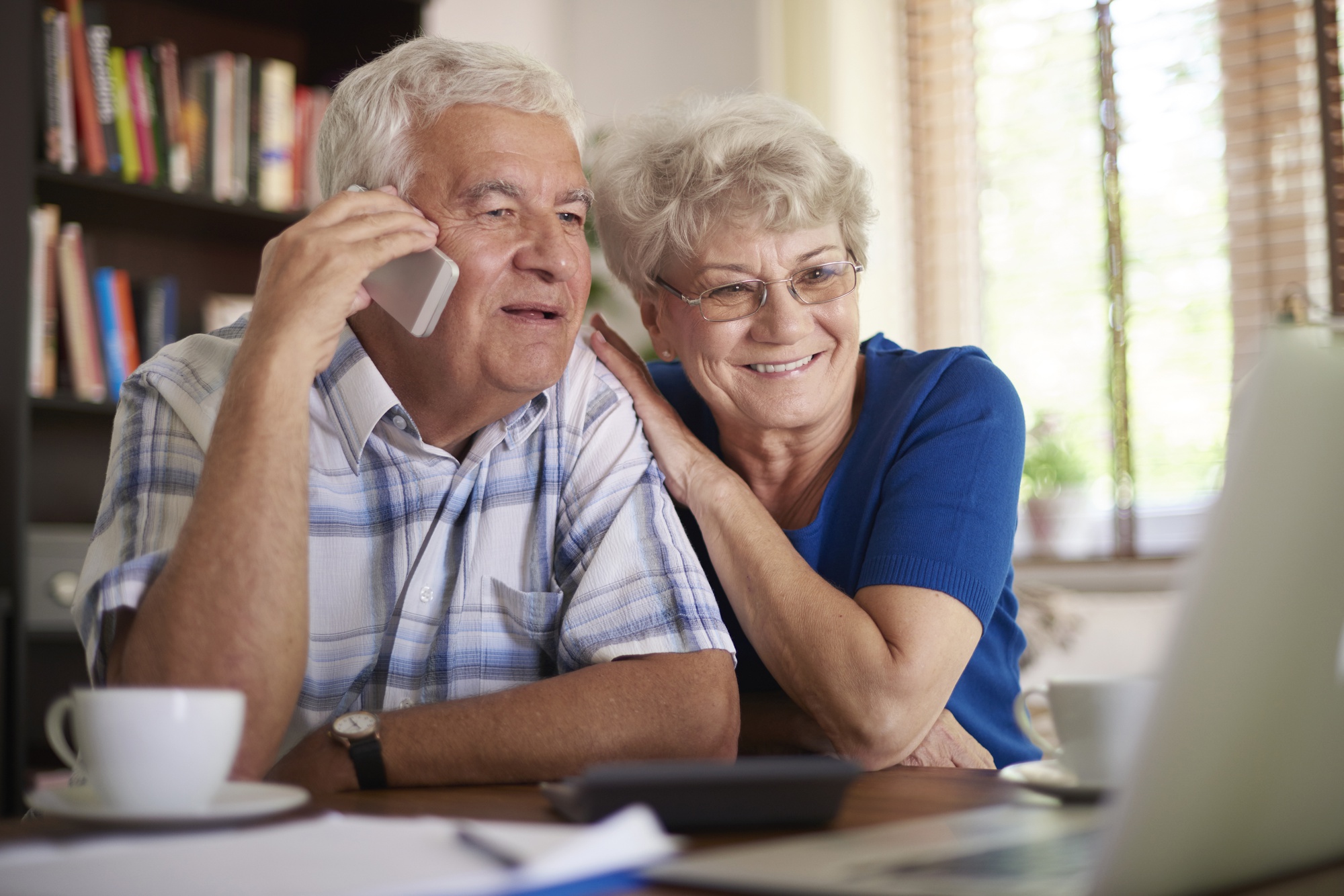 smiling senior couple making deal via telephone С января в Мордовии пенсию повысили 219 тысячам жителям