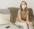 woman with medical mask home quarantine За неделю в Мордовии лишь 12 человек заразились ковидом