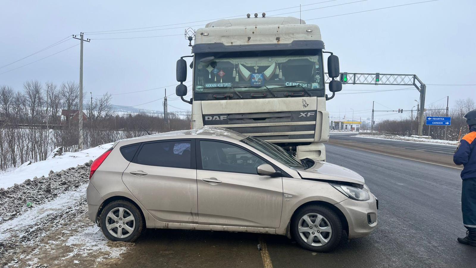 bolshegruz v mordovii proekhal na krasnyy i udaril legkovushku В Мордовии грузовик проехал на красный и протаранил легковушку