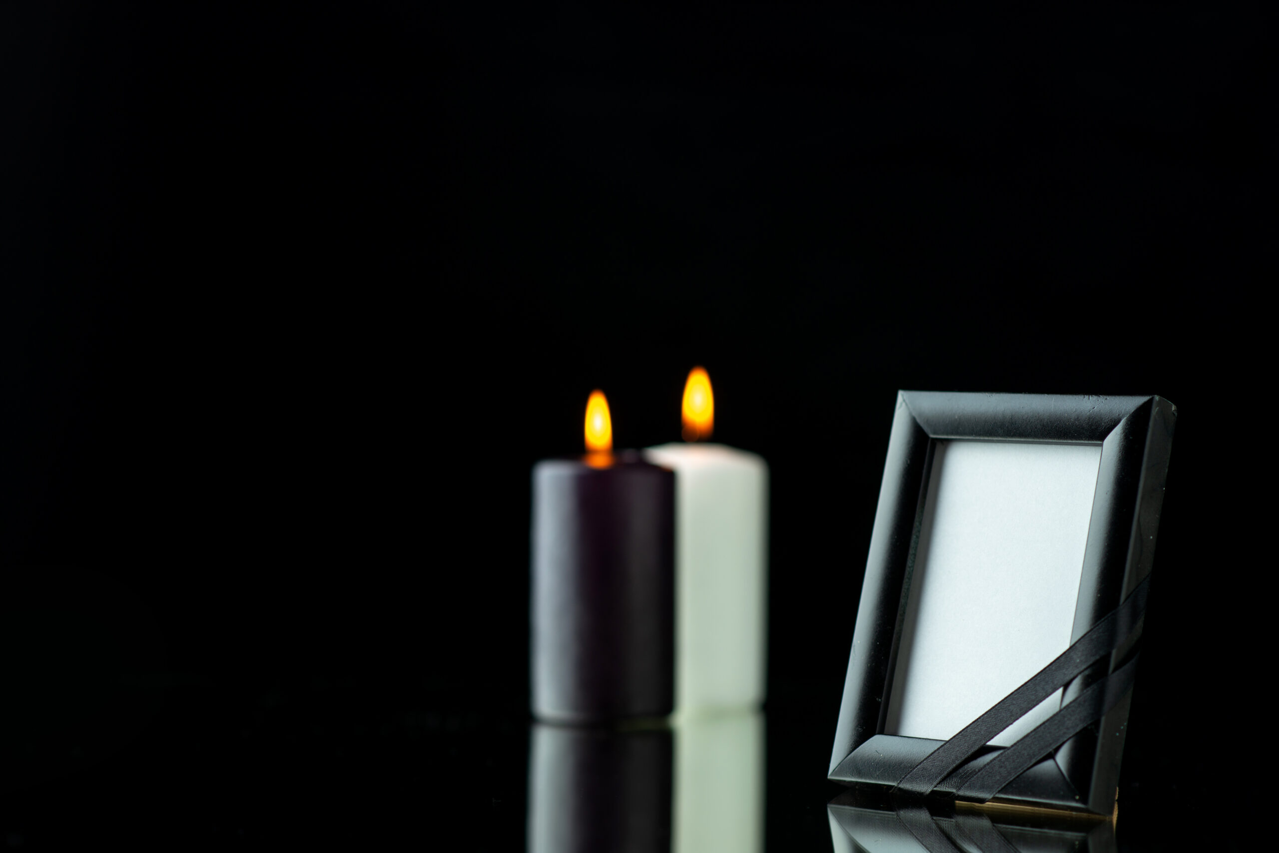 front view picture frame with candles black scaled В Мордовии замглавы Большеигнатовского района скончалась на 48-м году жизни