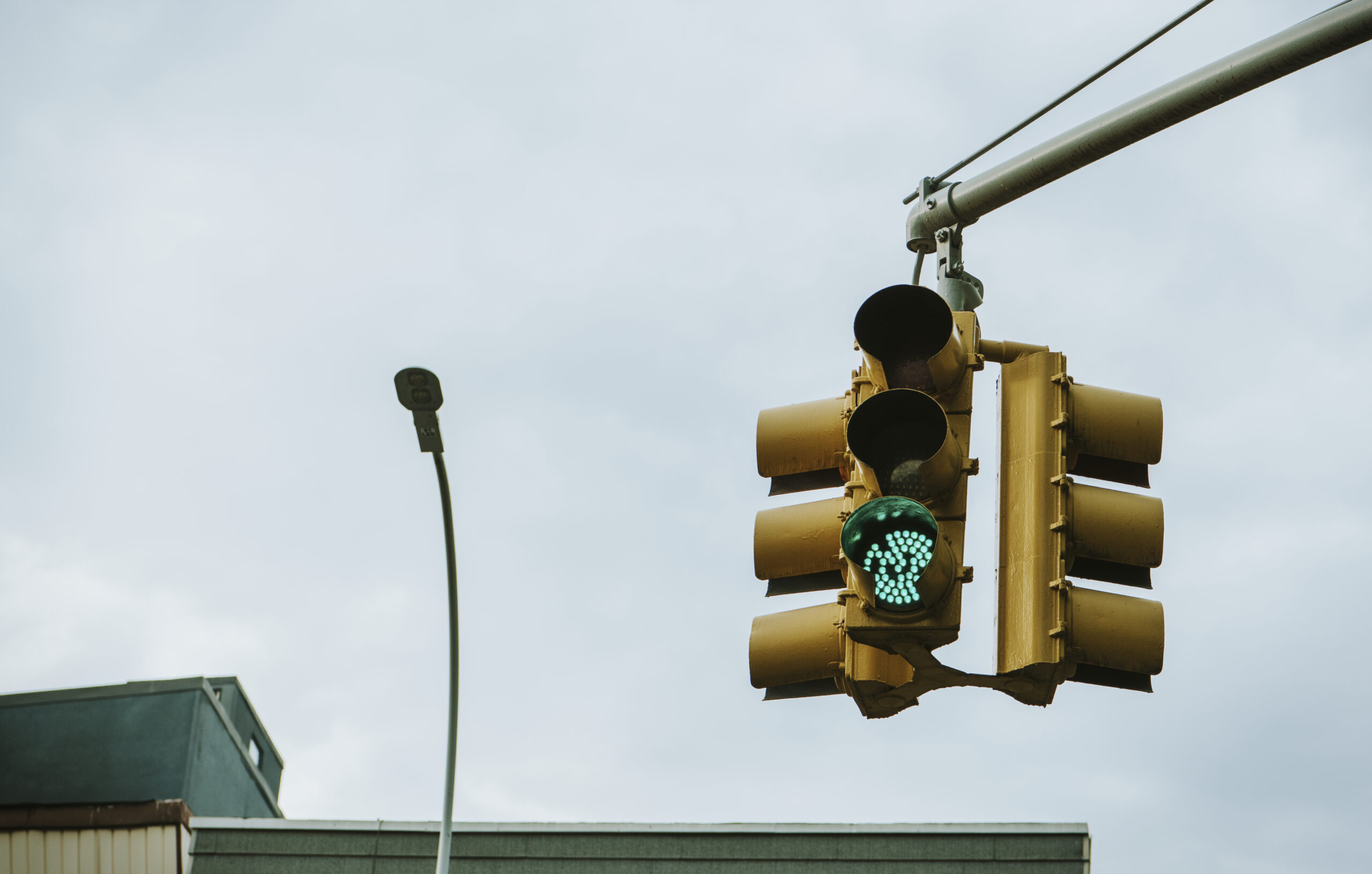 green traffic light intersection scaled В Саранске 5 февраля отключат некоторые светофоры