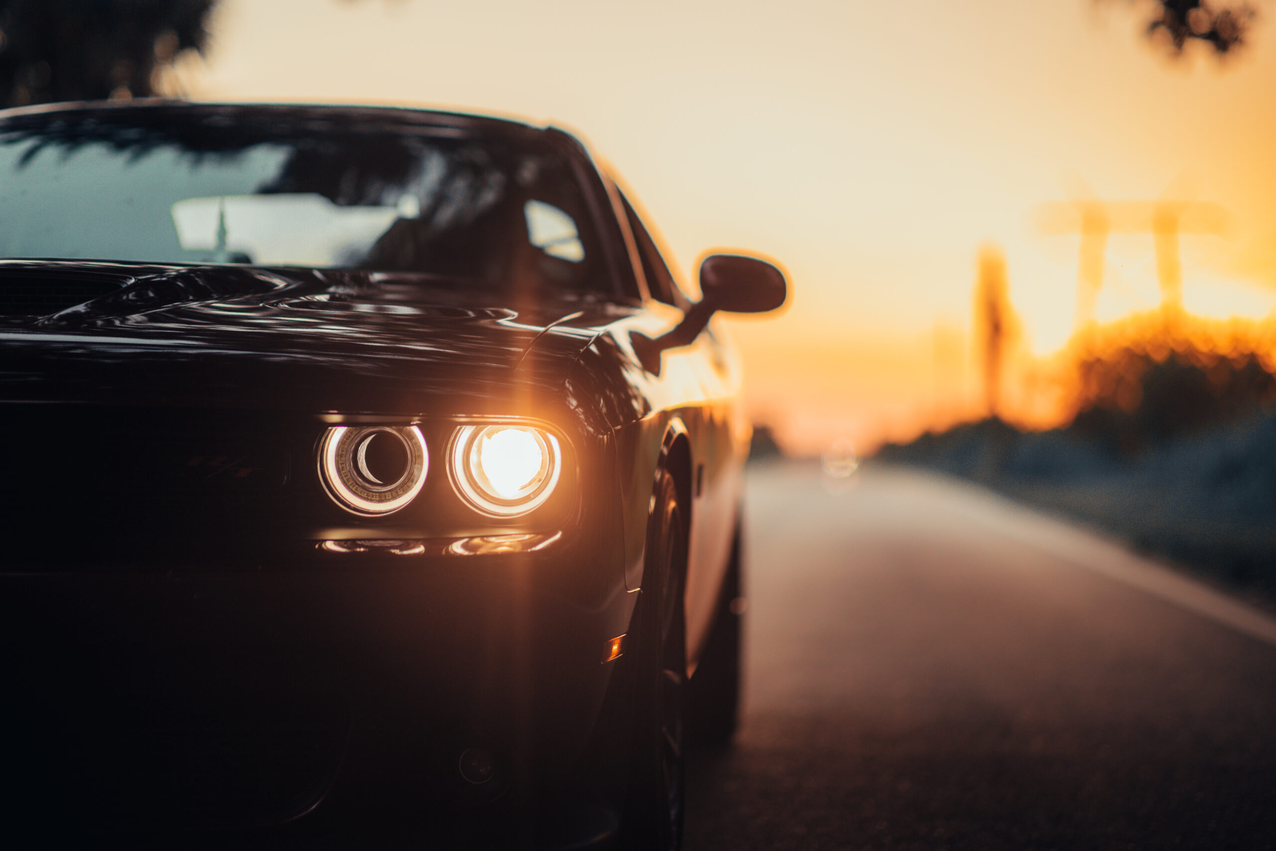 luxurious car parked highway with illuminated headlight sunset 1 scaled Жители Саранска в гневе из-за водителей, бросающихся мусором