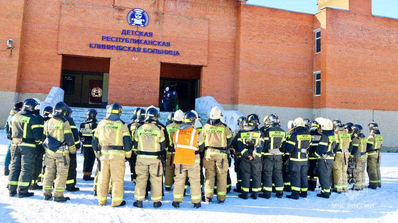 protivopozharnye ucheniya proshli v detskoy bolnitse saranska Более 50 сотрудников МЧС собрались у детской больницы в Саранске