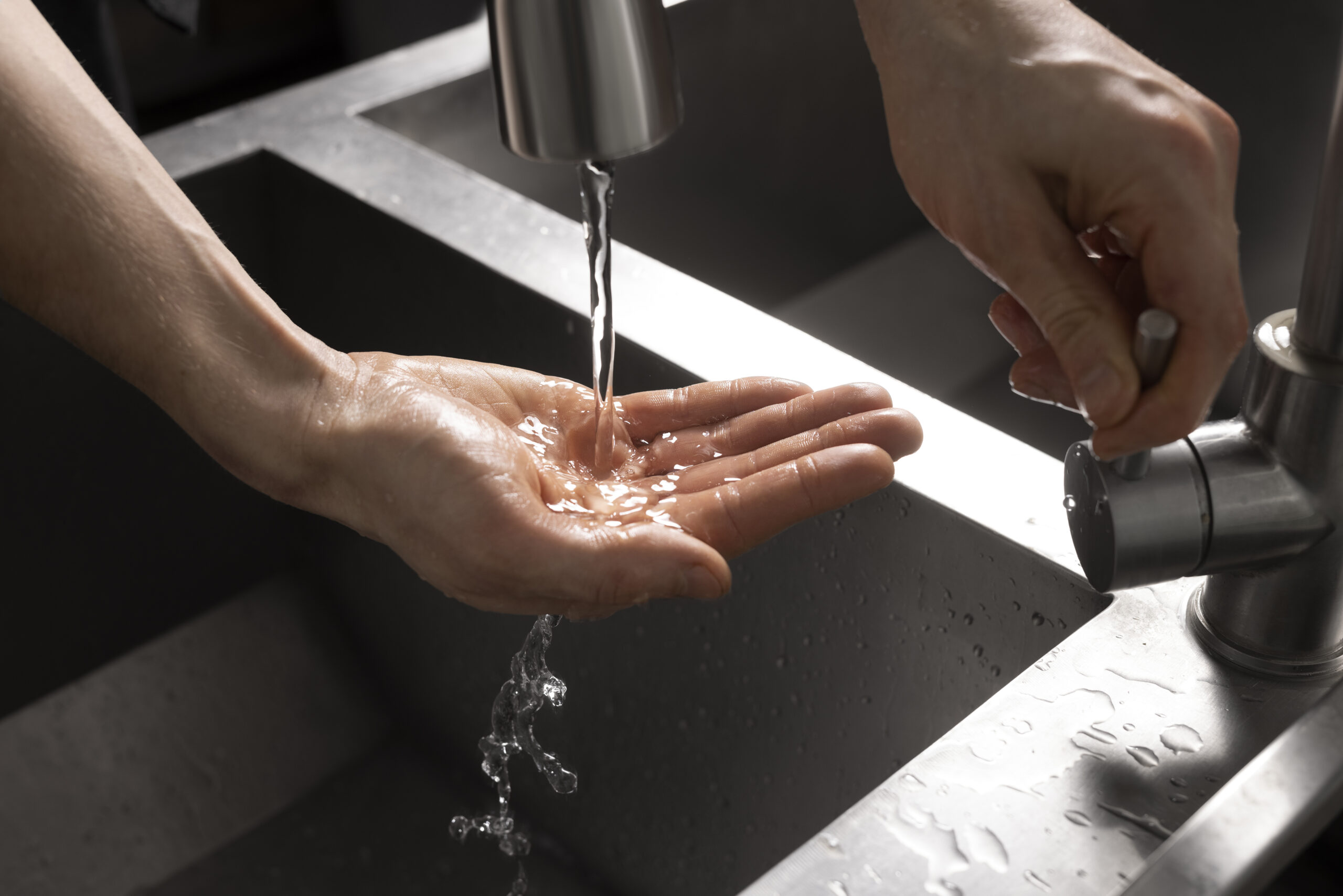 close up hygienic hand washing 1 scaled В Саранске продолжается обновление водопровода в районе Светотехстроя