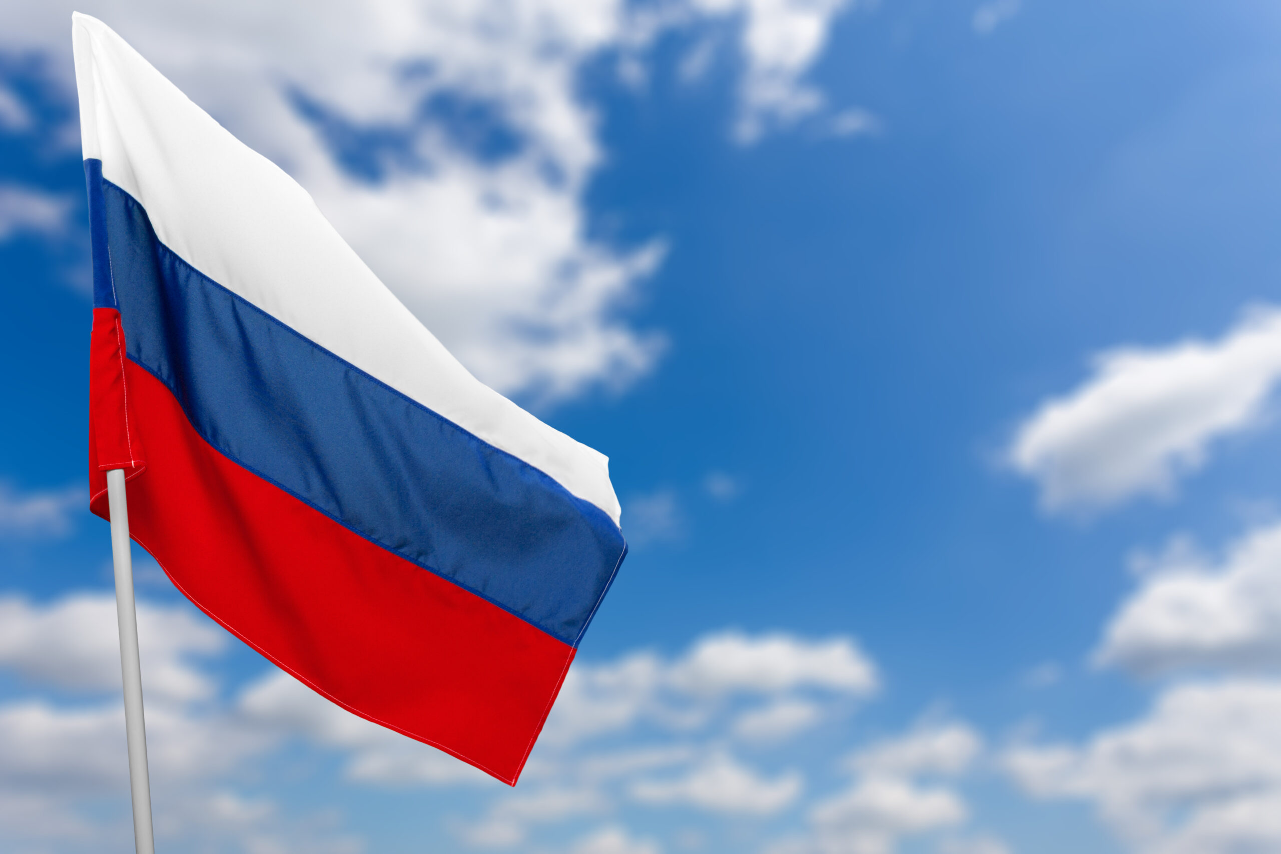 russian flag against blue sky scaled Путин наградил жителей Мордовии